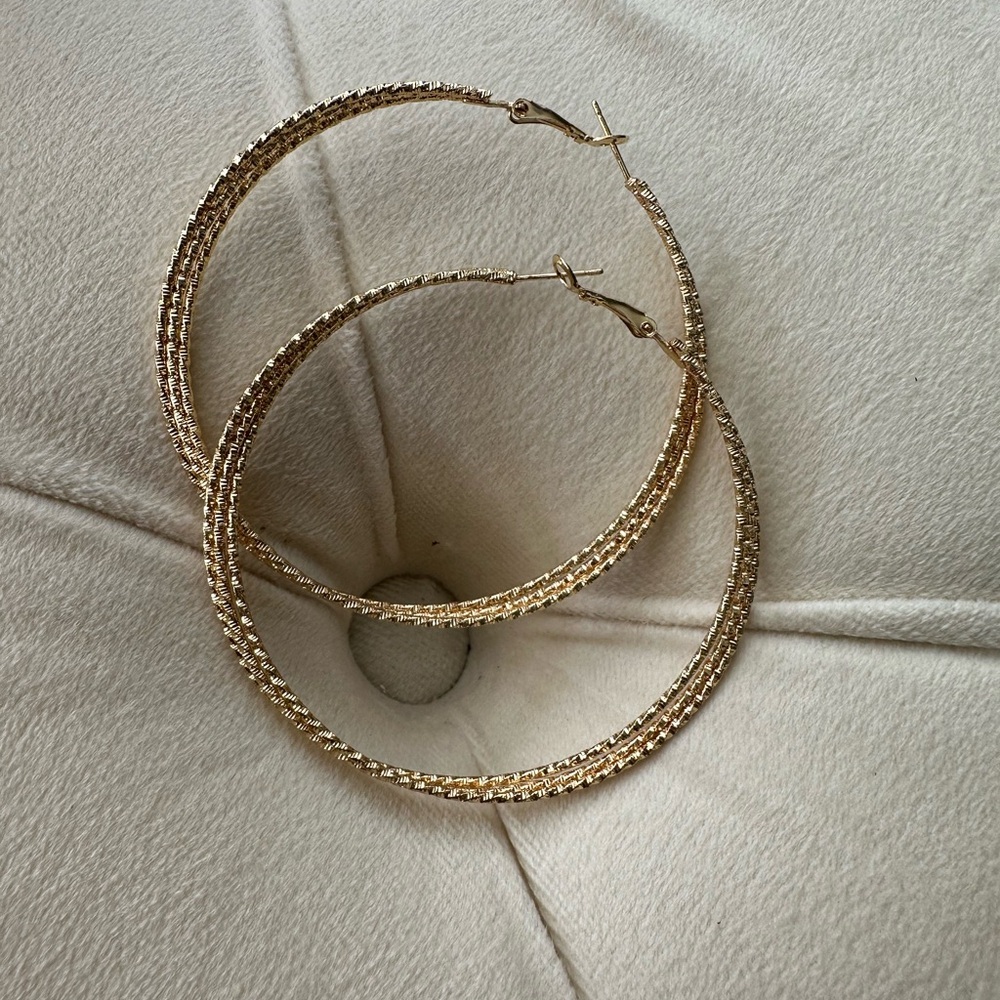 earring - Picture 2 of 4